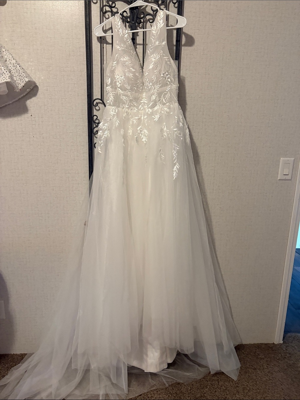 Ivory V-Neck Lace Appliqué Tulle Wedding Dress